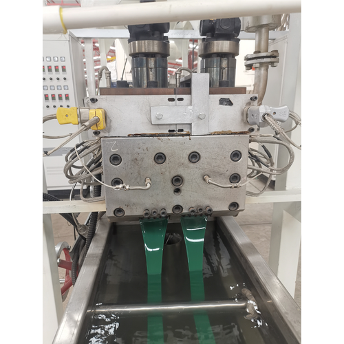 último caso de la compañía sobre La máquina de extrusión de tiras de PET de calibración precisa resuelve defectos de espesor uniforme para el fabricante de envases de Oriente Medio